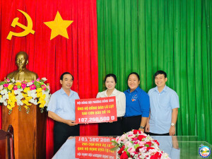 ĐỘI VIÊN, THIẾU NIÊN,NHI ĐỒNG PHƯỜNG ĐỔNG XOÀI ỦNG HỘ KHẮC PHỤC HẬU QUẢ BÃO SỐ 10