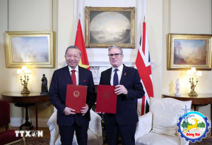 Tổng Bí thư Tô Lâm và Thủ tướng Liên hiệp Vương quốc Anh và Bắc Ireland Keir Starmer ra Tuyên bố chung về việc nâng cấp quan hệ Việt Nam - Anh lên Đối tác Chiến lược Toàn diện. Ảnh: TTXVN