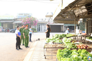 PHƯỜNG ĐỒNG XOÀI RA QUÂN KIỂM TRA, NHẮC NHỞ VÀ XỬ LÝ TRẬT TỰ ĐÔ THỊ TẠI KHU VỰC CHỢ TÂN THÀNH