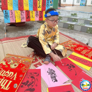 RỰC RỠ SẮC MÀU TIẾT HOẠT ĐỘNG TRẢI NGHIỆM ĐẦU TUẦN TẠI TRƯỜNG TIỂU HỌC TIẾN THÀNH