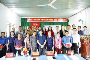 PHƯỜNG ĐỒNG XOÀI TRAO TẶNG THẺ BẢO HIỂM Y TẾ VÀ QUÀ TẾT CHO NGƯỜI DÂN CÓ HOÀN CẢNH KHÓ KHĂN TẠI KHU PHỐ BƯNG SÊ