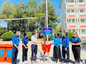 BÀN GIAO CÔNG TRÌNH THANH NIÊN ÁNH SÁNG XANH – NÂNG BƯỚC THỂ THAO" cho Đoàn trường THPT Chuyên Quang Trung.