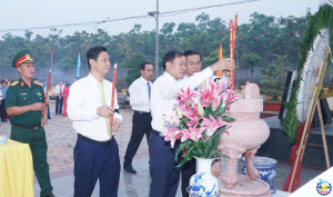 LÃNH ĐẠO PHƯỜNG ĐỒNG XOÀI TỔ CHỨC LỄ DÂNG HƯƠNG KỶ NIỆM 96 NĂM NGÀY THÀNH LẬP ĐẢNG CỘNG SẢN VIỆT NAM TẠI KHU DI TÍCH LỊCH SỬ - VĂN HÓA “ĐỊA ĐIỂM THÀNH LẬP CHI BỘ ĐÔNG DƯƠNG CỘNG SẢN ĐẢNG Ở PHÚ RIỀNG”