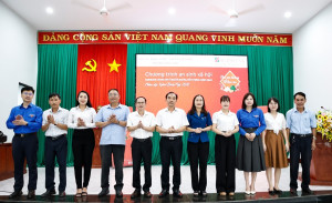 AGRIBANK CHI NHÁNH TÂY BÌNH PHƯỚCTRAO QUÀ TẾT CHO HỘ KHÓ KHĂN TẠI PHƯỜNG ĐỒNG XOÀI