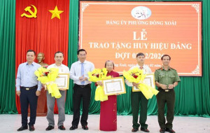 PHƯỜNG ĐỒNG XOÀI: TỔ CHỨC LỄ TRAO HUY HIỆU ĐẢNG ĐỢT 03/02/2026