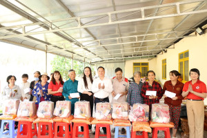 HỘI CHỮ THẬP ĐỎ PHƯỜNG ĐỒNG XOÀI TRAO QUÀ TẾT XUÂN BÍNH NGỌ 2026 CHO HỘ KHÓ KHĂN
