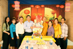 THĂM, TẶNG QUÀ TẾT CÁC CHỨC SẮC, CHỨC VIỆC TÔN GIÁO - NÉT ĐẸP NGHĨA TÌNH CỦA PHƯỜNG ĐỒNG XOÀI XUÂN BÍNH NGỌ 2026