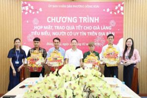 PHƯỜNG ĐỒNG XOÀI TỔ CHỨC GẶP MẶT, TRAO TẶNG QUÀ TẾT NGUYÊN ĐÁN CHO GIÀ LÀNG TIÊU BIỂU, NGƯỜI CÓ UY TÍN TRONG VÙNG ĐỒNG BÀO DÂN TỘC THIỂU SỐ