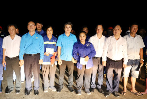LIÊN ĐOÀN LAO ĐỘNG TỈNH ĐỒNG NAI THĂM, TẶNG QUÀ CÔNG NHÂN VỆ SINH MÔI TRƯỜNG LÀM VIỆC XUYÊN ĐÊM GIAO THỪA