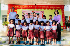 Trường tiểu học Tiến Thành tổ chức chương trình “Xuân yêu thương - Thắp sáng ước mơ thiếu nhi Việt Nam” trao quà tết cho học sinh có hoàn cảnh khó khăn