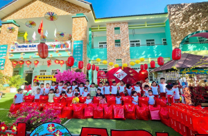 Lan tỏa yêu thương - Ấm áp Tết yêu thương Trường mầm non Hoa Phượng trao quà tết cho trẻ em có hoàn cảnh khó khăn