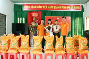 Câu lạc bộ đá cầu Đồng Xoài trao quà Tết nghĩa tình cho người dân khó khăn khu phố Bưng Sê