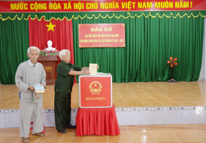 CỬ TRI ĐỒNG XOÀI PHẤN KHỞI ĐI BẦU CỬ ĐẠI BIỂU QUỐC HỘI  KHÓA...