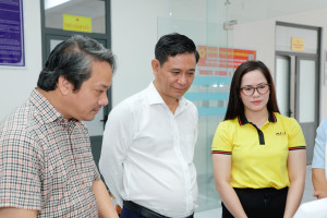 PHƯỜNG ĐỒNG XOÀI ỨNG DỤNG AI, ĐƯA ROBOT LỄ TÂN VÀO PHỤC VỤ...