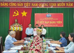 CHI BỘ CƠ QUAN UBMTTQVN PHƯỜNG ĐỒNG XOÀI  TỔ CHỨC LỄ KẾT NẠP ĐẢNG VIÊN MỚI