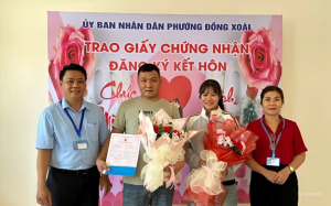 Trung tâm Phục vụ Hành chính công phường Đồng Xoài trao Giấy chứng nhận kết hôn có yếu tố nước ngoài