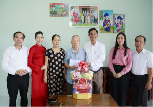 Phường Đồng Xoài: Tổ chức dâng hương tại “Phú Riềng Đỏ” và thăm, tặng quà người có công nhân dịp 30/4