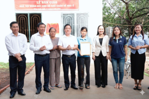 Phường Đồng Xoài tổ chức lễ trao nhà Đại đoàn kết cho hộ bà Nhâm Thị Ngọc Ánh nhân kỷ niệm ngày sinh Chủ tịch Hồ Chí Minh