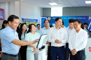 Phường Đồng Xoài học tập kinh nghiệm chuyển đổi số và mô hình robot phục vụ tại trung tâm hành chính công.
