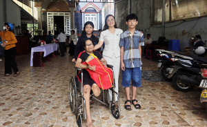 Thành ủy viên - Chủ tịch Hội LHPN thành phố Đồng Nai: Thăm và tặng quà Hội viên Hội Phụ nữ khó khăn và trẻ mồ côi trên địa bàn phường Đồng Xoài