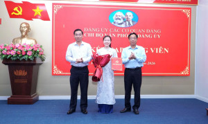 Lễ kết nạp đảng viên mới, tiếp nối truyền thống, khơi dậy khát vọng cống hiến tại                                                        Chi bộ Văn phòng Đảng ủy phường Đồng Xoài