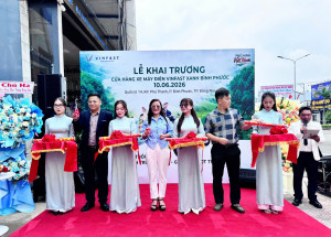 Hội Liên hiệp Phụ nữ phường Đồng Xoài trao tặng quà cho 18 cháu học sinh có hoàn cảnh khó khăn