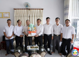 Phường Đồng Xoài: Thăm hỏi, tặng quà người có công nhân dịp kỷ niệm 79 năm Ngày Thương binh - Liệt sĩ