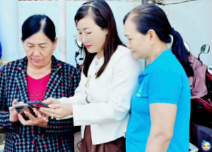 Hội LHPN phường Đồng Xoài: Hỗ trợ hội viên phụ nữ cao tuổi tiếp cận các ứng dụng số