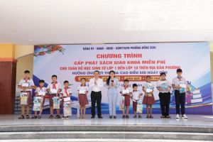 Phường Đồng Xoài tổ chức trao sách giáo khoa miễn phí cho học sinh trước năm học mới