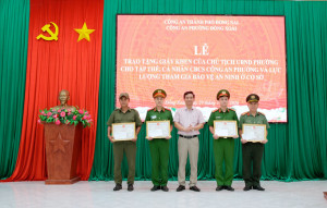 UBND phường Đồng Xoài trao Giấy khen cho tập thể, cá nhân có thành tích xuất sắc trong công tác bảo đảm an ninh trật tự