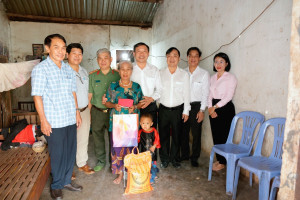 Đảng ủy phường Đồng Xoài thăm, tặng quà và làm việc tại khu...