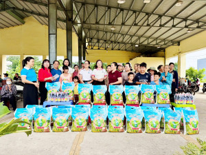 Hội Liên hiệp Phụ nữ Đồng Xoài: Phối hợp trao tặng quà cho...