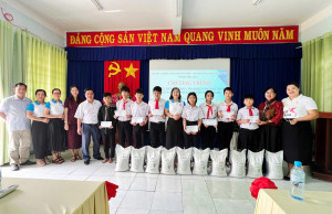 Tiếp sức cho em đến trường Hội Liên hiệp Phụ nữ phường trao tặng 20 phần quà yêu thương cho học sinh có hoàn cảnh khó khăn