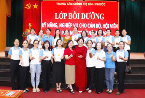 Phụ nữ phường Đồng Xoài tham gia bồi dưỡng kĩ năng, nghiệp vụ cho cán bộ, hội viên trong bối cảnh chuyển đổi số