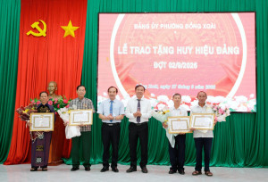 Đảng ủy phường Đồng Xoài trao tặng Huy hiệu Đảng đợt...