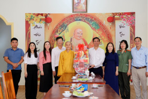 Lãnh đạo phường Đồng Xoài thăm, chúc mừng các cơ sở Phật...
