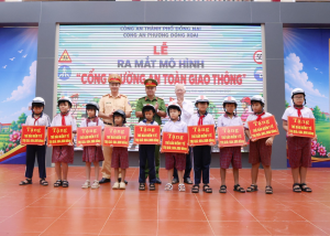 Công an phường Đồng Xoài ra mắt mô hình “Cổng trường an toàn...