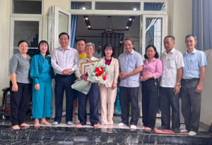 Phường Đồng Xoài trao tặng sớm Huy hiệu Đảng cho 02 đảng...