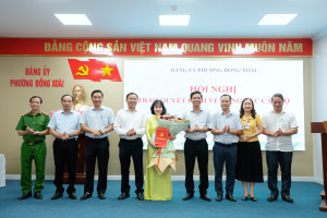 Đảng ủy phường Đồng Xoài trao quyết định về công tác cán bộ