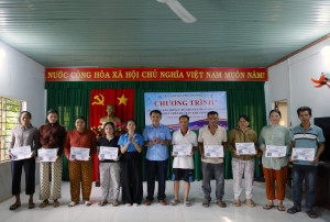 Phường Đồng Xoài trao thẻ Bảo hiểm Y tế cho người dân có...