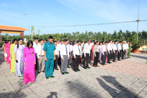 Tiến Thành các đại biểu dự đại hội Đảng bộ phường dâng hương tại khu di tích Quốc gia Phú Riềng Đỏ