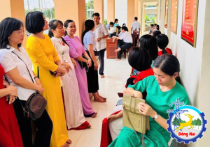 Đồng Xoài: Đổi thẻ Đảng viên gắn với tinh thần tận tụy, phục vụ tận nhà đối với Đảng viên cao tuổi