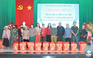 UBND phường Đồng Xoài tổ chức trao 30 phần quà hỗ trợ hộ gia đình có hoàn cảnh khó khăn