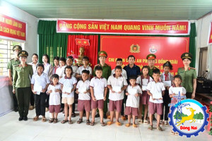 Công an phường Đồng Xoài trao quà cho học sinh khó khăn nhân dịp năm học mới
