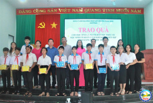 Phường Đồng Xoài: Trao quà cho học sinh dân tộc thiểu số, học sinh có hoàn cảnh khó khăn nhân dịp khai giảng năm học 2025 - 2026