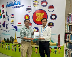 PGS.TS Lê Anh Tuấn đại diện nhóm tác giả trao tặng Sách cho Thư Viện thuộc Đại học Cần Thơ