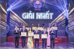 Ủy viên Bộ Chính trị, Bí thư Trung ương Đảng, Chủ tịch UBTƯ MTTQ Việt Nam, Chủ tịch danh dự Quỹ Vifotec Đỗ Văn Chiến và Uỷ viên Trung ương Đảng, Phó trưởng ban, Ban Tuyên giáo và Dân vận Trung ương Huỳnh Thành Đạt trao giải Nhất cho các tác giả, nhóm tác