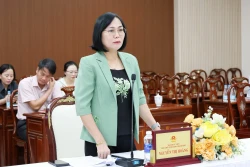 Thành ủy viên, Phó Chủ tịch UBND thành phố Nguyễn Thị Hoàng chủ trì hội nghị. Ảnh: Hồ Thảo