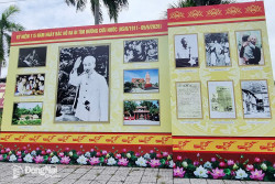 Triển lãm tranh, ảnh kỷ niệm 115 năm Ngày Bác Hồ ra đi tìm đường cứu nước trưng bày tại phường Bình Phước. Ảnh: ĐVCC