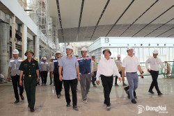 Bộ trưởng Bộ Xây dựng Trần Hồng Minh kiểm tra tiến độ thi công công trình nhà ga hành khách Sân bay Long Thành. Ảnh: Phạm Tùng